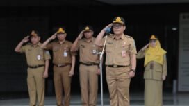 Asisten Ekonomi dan Pembangunan Setdaprov Kaltara, Burhanuddin, memimpin apel pagi,
