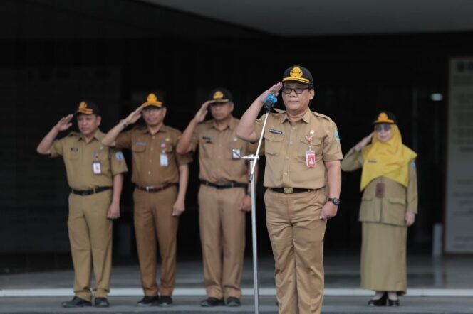 
					Asisten Ekonomi dan Pembangunan Setdaprov Kaltara, Burhanuddin, memimpin apel pagi,