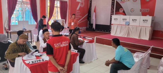 
					Suasana TPS Khusus Lapas Nunukan, Petugas Lapas Kenakan Pakaian Adat Demi Meredakan Ketegangan WBP
