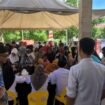 Antusiasme masyarakat mendaftar Jalan Sehat Riang Gembira di Sekretariat Bawaslu Nunukan, Rabu (6/11/2024).