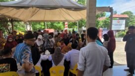 Antusiasme masyarakat mendaftar Jalan Sehat Riang Gembira di Sekretariat Bawaslu Nunukan, Rabu (6/11/2024).