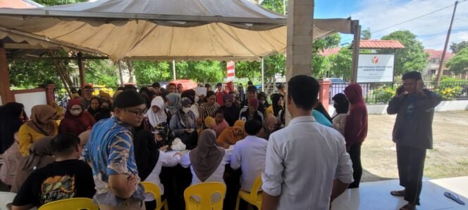 
					Antusiasme masyarakat mendaftar Jalan Sehat Riang Gembira di Sekretariat Bawaslu Nunukan, Rabu (6/11/2024).