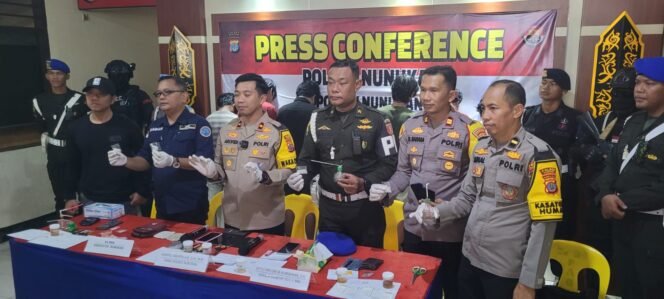 
					Jumpa pers penggerebekan kampung narkoba di Jalan Tanjung Nunukan Barat,