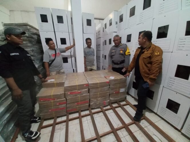 
					Logistik Pilkada 2024 disimpan di gudang KPU