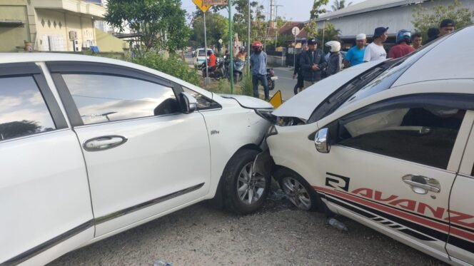 
					Kondisi mobil Kepala BNNK Nunukan yang ditabrak pengemudi sakau di depan Lapangan Futsal Champion, Nunukan Timur, Jumat (15/11/2024).