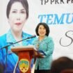 Pjs Ketua TP PKK Kaltara, Ny.Togap saat membuka seminar parenting di KTT,