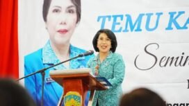 Pjs Ketua TP PKK Kaltara, Ny.Togap saat membuka seminar parenting di KTT,