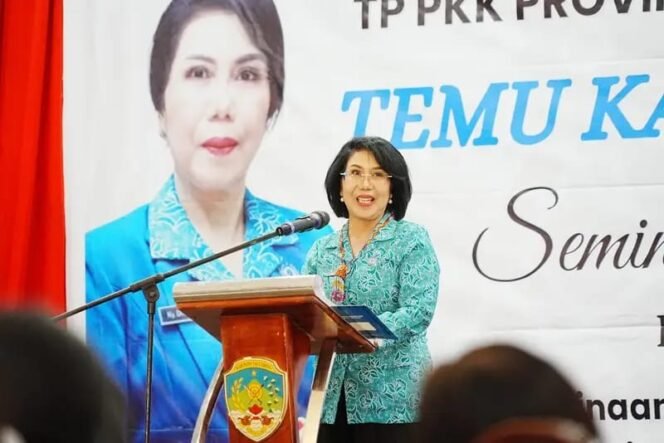 
					Pjs Ketua TP PKK Kaltara, Ny.Togap saat membuka seminar parenting di KTT,