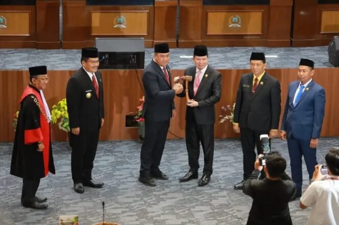 
					Pjs Gubernur Kaltara, Togap Simangunsong saat menghadiri pelantikan ketua DPRD Kaltara.