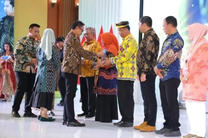 
					Kepala Disdukcapil Kaltara, Sanusi, menerima penghargaan Disdukcapil Prima Award 2024 dari Kemendagri.