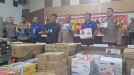 Polres Nunukan gelar jumpa pers penangkapan ratusan barang elektronik dan ballpres di Sebatik,