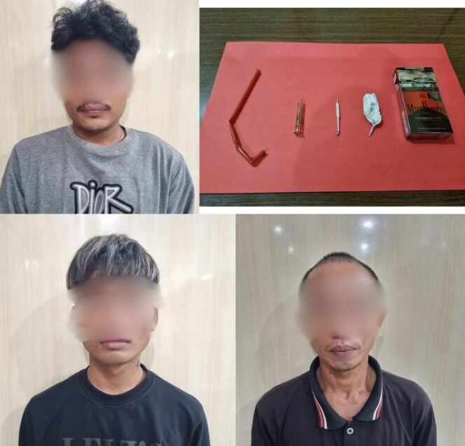
					Tiga pemakai narkoba dan barang bukti yang diamankan dari penggerebekan polisi,