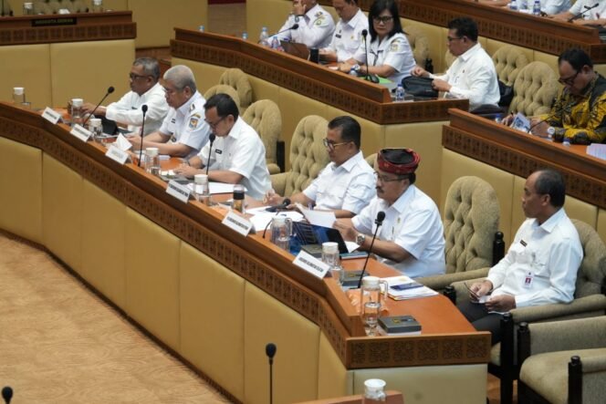 
					Pjs Gubernur Kaltara, Togap Simangunsong, saat hadir dalam RDP Komisi II DPR RI membahas kesiapan Pilkada 2024,