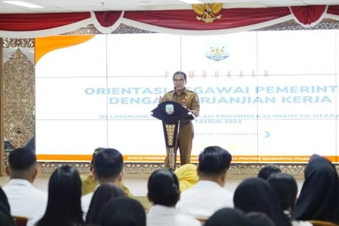 
					Sekprov Kaltara, Suriansyah saat membuka orientasi PPPK,