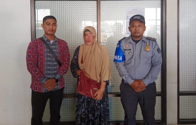 
					Petugas Imigrasi Nunukan, tunda keberangkatan TKW asal Bone HSH karena kontrak kerjanya habis,