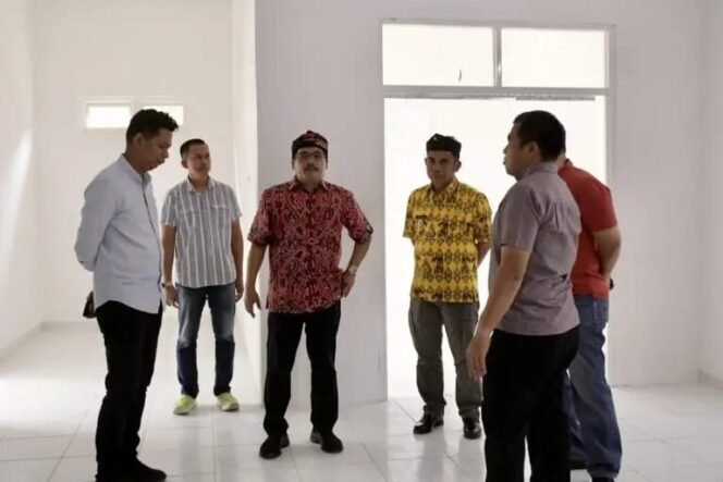 
					Pjs Gubernur Kaltara, Togap Simangunsong saat meninjau progres pembangunan dapur umum untuk dukungan MBG,