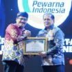 Pjs Gubernur Kaltara, Togap Simangunsong menerima penghargaan API 2024 dari PEWARNA di Kota Lumajang.