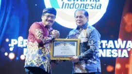Pjs Gubernur Kaltara, Togap Simangunsong menerima penghargaan API 2024 dari PEWARNA di Kota Lumajang.