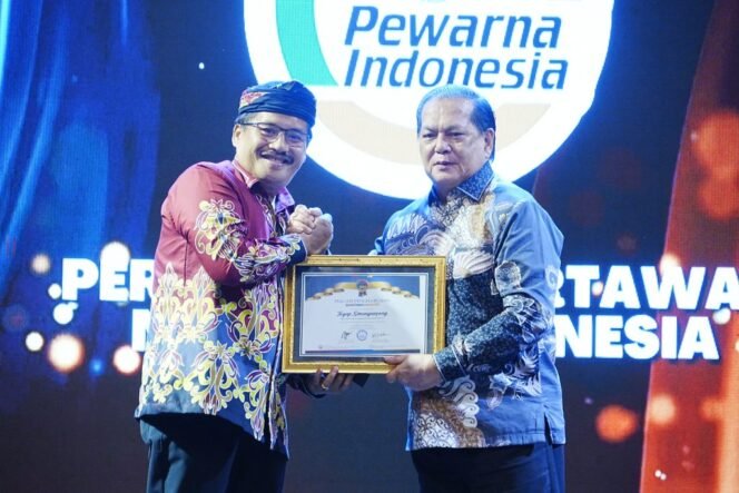 
					Pjs Gubernur Kaltara, Togap Simangunsong menerima penghargaan API 2024 dari PEWARNA di Kota Lumajang.