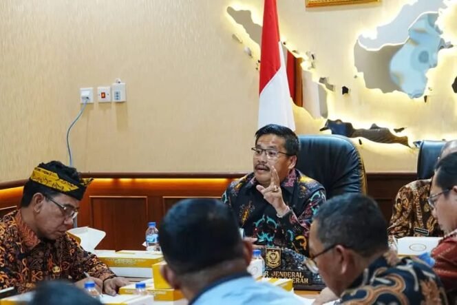 
					Pjs Gubernur Kaltara, Togap Simangunsong, saat memaparkan hasil uji coba MBG di Kemendagri,