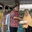 Pjs Gubernur Kaltara, Togap Simangunsong, menyerahkan bantuan untuk korban kebakaran di Tarakan,
