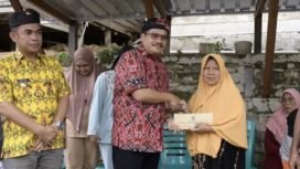 Pjs Gubernur Kaltara, Togap Simangunsong, menyerahkan bantuan untuk korban kebakaran di Tarakan,