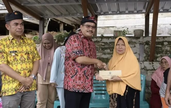 
					Pjs Gubernur Kaltara, Togap Simangunsong, menyerahkan bantuan untuk korban kebakaran di Tarakan,