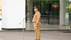 Asisten Ekbang Pemprov Kaltara, Burhanuddin, saat memimpin apel, Senin (4/11/2024),