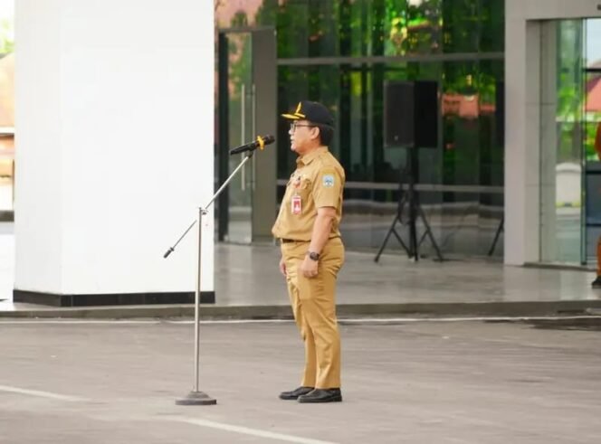 
					Asisten Ekbang Pemprov Kaltara, Burhanuddin, saat memimpin apel, Senin (4/11/2024),