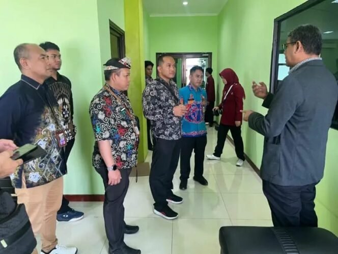 
					Kunjungan deputi SDMA BKN, Suharmen ke Tarakan, meninjau pelaksanaan ujian CPNS dan PPPK,