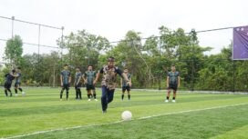 Gubernur Kaltara, Zainal Arifin Paliwang menendang bola saat meresmikan turnamen mini soccer di Tanjung Selor,