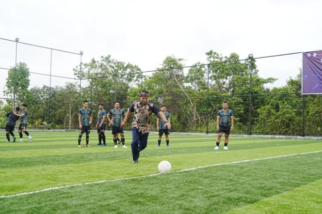 
					Gubernur Kaltara, Zainal Arifin Paliwang menendang bola saat meresmikan turnamen mini soccer di Tanjung Selor,