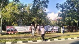 Bawaslu Nunukan mencopot tiga spanduk Paslon Gubernur Kaltara yang terpasang di deretan pohon di depan komplek perkantoran GADIS Nunukan Selatan,