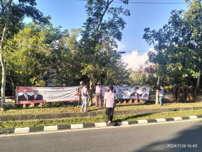 
					Bawaslu Nunukan mencopot tiga spanduk Paslon Gubernur Kaltara yang terpasang di deretan pohon di depan komplek perkantoran GADIS Nunukan Selatan,