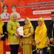 Staf Ahli Bidang Ekonomi, Pembangunan, dan Hubungan Antar Lembaga Sekretariat Daerah (Setda) Kaltara, Ir. Wahyuni Nuzband, M.AP., membuka kegiatan Rapat Koordinasi BPSDM di Ballroom Hotel Luminor, Tanjung Selor, Senin (16/12/2024).