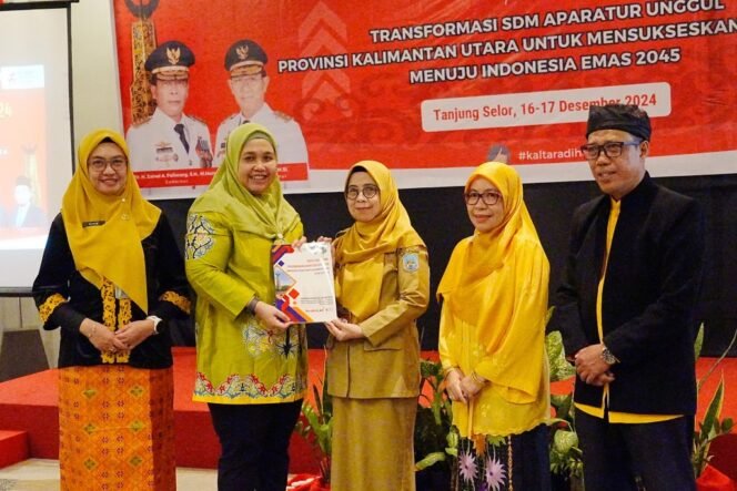 
					Staf Ahli Bidang Ekonomi, Pembangunan, dan Hubungan Antar Lembaga Sekretariat Daerah (Setda) Kaltara, Ir. Wahyuni Nuzband, M.AP., membuka kegiatan Rapat Koordinasi BPSDM di Ballroom Hotel Luminor, Tanjung Selor, Senin (16/12/2024).