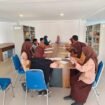 Interaksi sosial siswi SMA di perpustakaan Kaltara. Perpustakaan diharap sebagai tempat diskusi menarik.