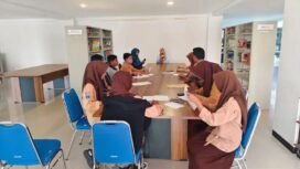 Interaksi sosial siswi SMA di perpustakaan Kaltara. Perpustakaan diharap sebagai tempat diskusi menarik.