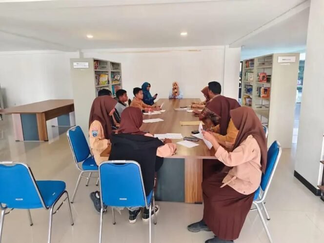 
					Interaksi sosial siswi SMA di perpustakaan Kaltara. Perpustakaan diharap sebagai tempat diskusi menarik.