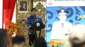 Asisten Bidang Administrasi Umum Setda Kaltara, Pollymart memberi sambutan di Rakor Bakesbangpol Se-Kaltara,