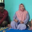 Keluarga Muhammad Asril, (kaos merah), mahasiswa Sebatik yang lepas dari vonis 10 tahun penjara.