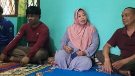 Keluarga Muhammad Asril, (kaos merah), mahasiswa Sebatik yang lepas dari vonis 10 tahun penjara.