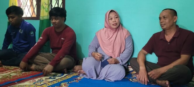 
					Keluarga Muhammad Asril, (kaos merah), mahasiswa Sebatik yang lepas dari vonis 10 tahun penjara.