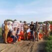 Kadis DKP Nunukan, Suhadi, menyerahkan bantuan pelampung kepada pembudidaya rumput laut.