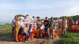 Kadis DKP Nunukan, Suhadi, menyerahkan bantuan pelampung kepada pembudidaya rumput laut.
