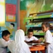 Murid murid sekolah di Kaltara sedang berkumpul dan membaca buku bacaan di perpustakaan,