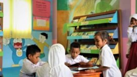 Murid murid sekolah di Kaltara sedang berkumpul dan membaca buku bacaan di perpustakaan,