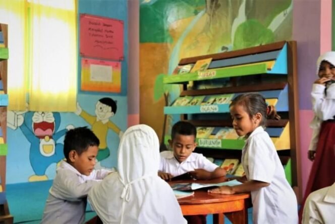 
					Murid murid sekolah di Kaltara sedang berkumpul dan membaca buku bacaan di perpustakaan,