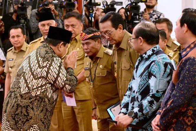 
					Gubernur Kaltara Zainal Arifin Paliwang menerima DIPA dan Buku Daftar Alokasi TKD tahun 2025 dari Presiden RI Prabowo di Istana Merdeka, Jakarta,