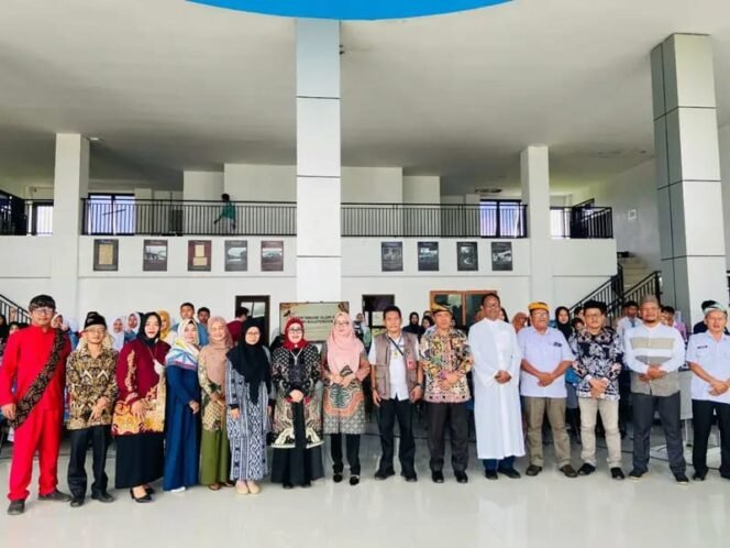 
					DPK Kaltara bersama Yayasan Sejarah dan Budaya, menngelar bedah buku 'Kedatangan Islam di Bumi Bulutengon'.
